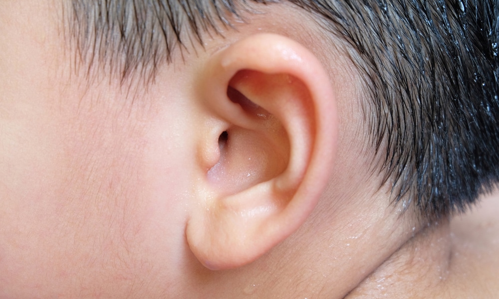 Examen En Gros Plan De L'oreille De L'enfant Avec Otoscope