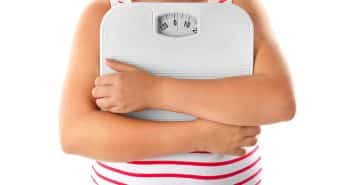 Utilisation du liraglutide chez les enfants obèses âgés de 6 à 12 ans Un enfant en surpoids porte une balance
