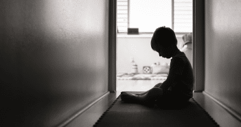 Suspicion de mauvais traitements et transmission aux services en charge de la protection de l’enfance : ni trop tôt, ni trop tard ?