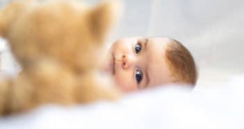 Mon bébé ne me regarde pas, est-ce normal ? Développements visuels normal et pathologique