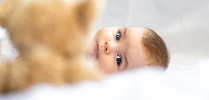 Mon bébé ne me regarde pas, est-ce normal ? Développements visuels normal et pathologique